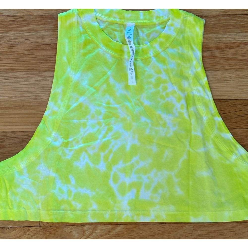 Lululemon crop top. Size 8. NWOT